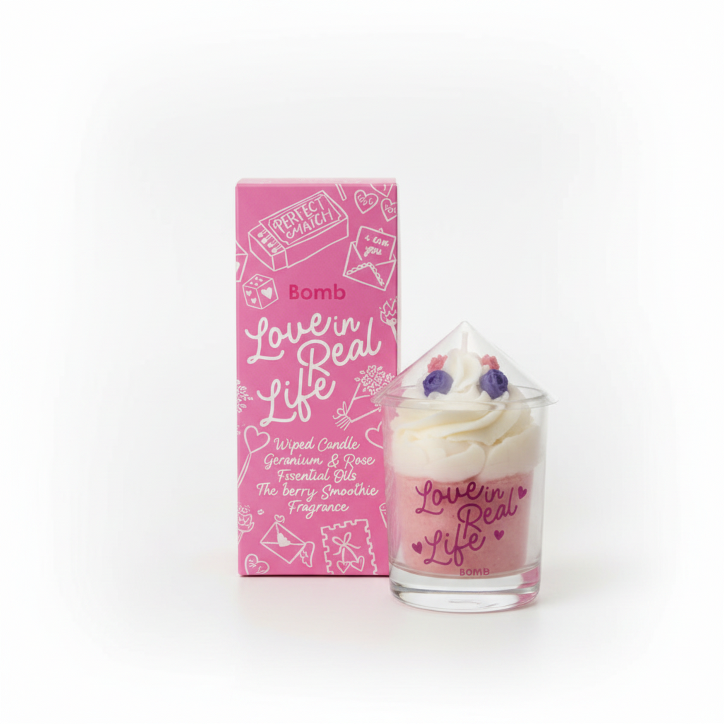 Bougie fouettée Love in Real Life dans un verre avec cire fouettée blanche et décorations violettes